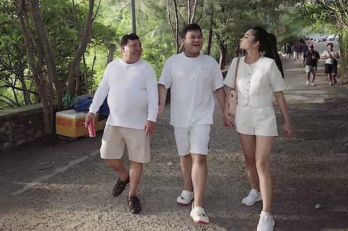 Lâm Thu Hồng đưa cha và em trai vào video giới thiệu tại The Miss Globe 2022