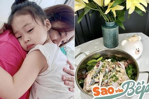 Pha Lê vừa chăm con ốm vừa làm đồ ăn