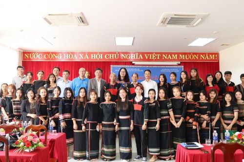Đắk Lắk: Khai giảng lớp truyền dạy đánh chiêng Êđê cho sinh viên