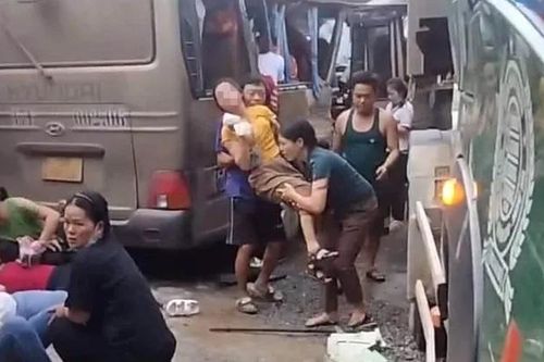Xe chở công nhân gặp nạn, hơn 20 người bị thương