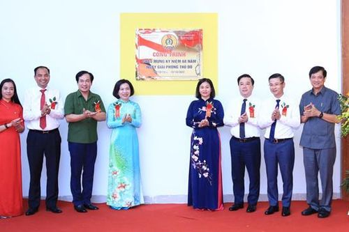 Trường THCS Chu Văn An được gắn biển chào mừng Ngày Giải phóng Thủ đô