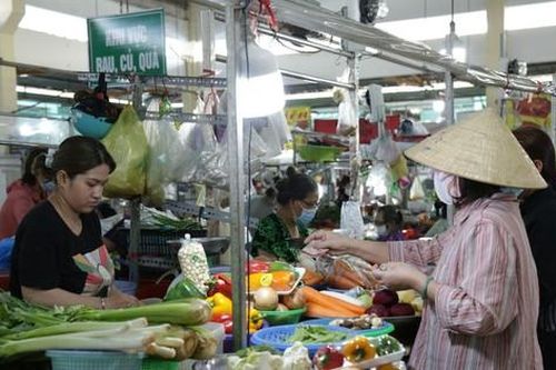 Giá hàng hóa thiết yếu neo cao bất chấp xăng dầu giảm mạnh