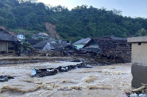 Giây phút thoát khỏi 'tử thần' của cậu bé 11 tuổi bị nước lũ cuốn trôi