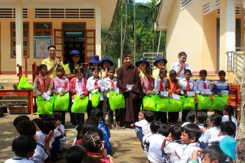 Đoàn thiện nguyện chùa Minh Tịnh lập 'Tủ sách yêu thương' tại huyện An Lão
