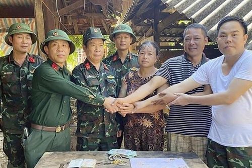 Bộ đội trả lại két sắt chứa nhiều tài sản giá trị bị lũ cuốn cho người dân