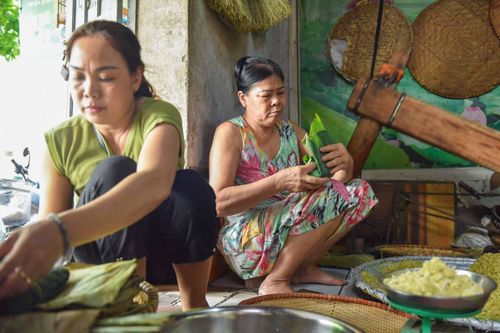 Người dân Mễ Trì tất bật vào vụ cốm, thu tiền triệu/ngày