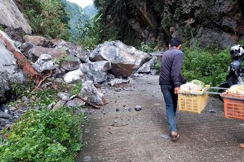 Sạt lở núi đá vôi ở Quảng Bình, 200 hộ người Rục bị cô lập
