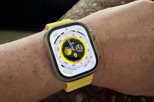 Mang máy đi cắt cỏ để thử Apple Watch Ultra