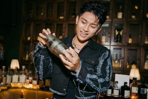 Hẹn hò Grey D ở sân khấu không khán giả và ánh đèn