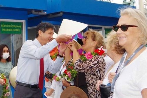 Du thuyền 5 sao của Pháp chở 106 khách du lịch quốc tế cập cảng Quy Nhơn