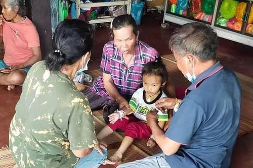 Trùm chăn kín đầu, bé gái duy nhất thoát chết trong vụ xả súng ở nhà trẻ Thái Lan