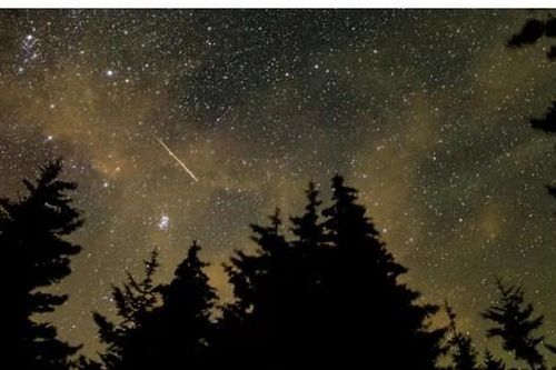 Ngắm mưa sao băng Draconids tuyệt đẹp cùng với trăng tròn