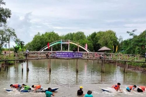 Độc lạ: Kéo co trên xuồng ba lá tại Đất Mũi