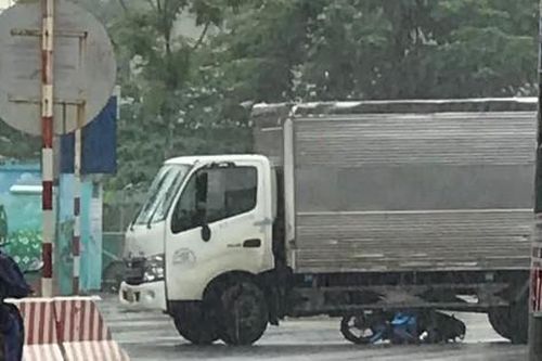 Thót tim với pha lọt gầm xe tải tốc độ cao