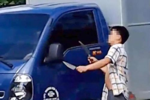 Nam thanh niên hai tay hai dao lao ra đường chém vỡ nhiều gương xe ô tô