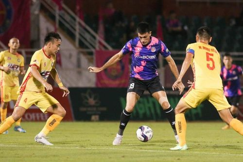 Sài Gòn FC tự 'bắn vào chân' trước Thanh Hóa