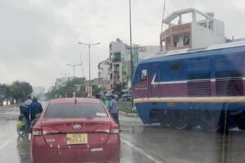 Tàu hỏa dừng khẩn cấp vì gác chắn chưa đóng