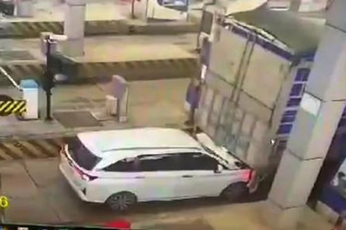 18 lần núp sau xe tải 'trốn' trạm thu phí thành công, lần thứ 19 thì 'gặp họa'