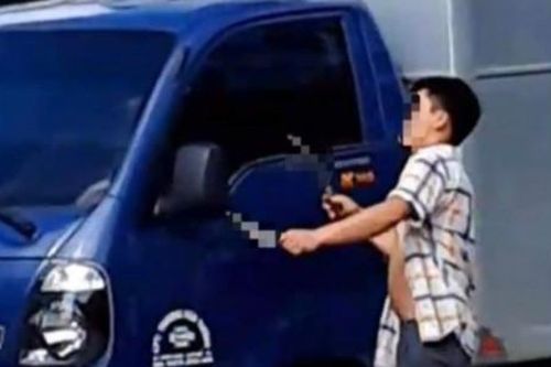 Thanh niên dấu hiệu tâm thần cầm 2 dao đuổi chém nhiều người