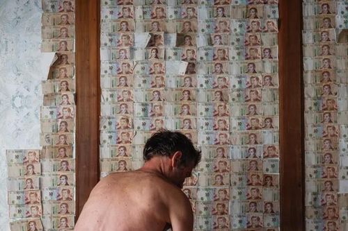 Ở nơi dán tiền lên tường rẻ hơn dùng giấy