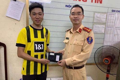 Cảnh sát giao thông kịp thời tìm trao trả chủ nhân chiếc ví rơi trên đường