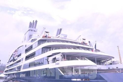 Tàu du lịch 5 sao cỡ lớn chở đoàn khách Âu - Mỹ đến Đà Nẵng