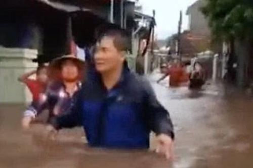 Mưa sầm sập làm ngập hàng chục nhà dân ở Khánh Hòa