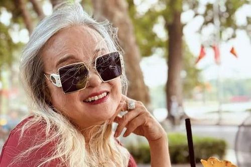10 năm chiến đấu với ung thư, NSND Hoàng Cúc vẫn là 'bà nội ăn chơi'