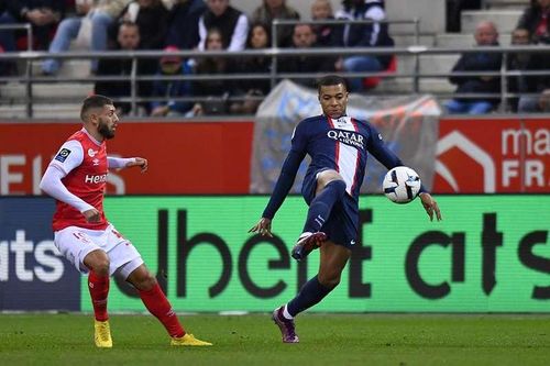 Ramos ăn thẻ đỏ, PSG hòa hú vía ngày vắng Messi