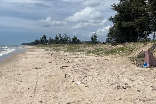 Phát hiện người phụ nữ lớn tuổi tử vong trong căn lều trên bãi biển