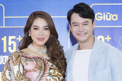 Trương Ngọc Ánh cùng bạn trai kém 14 tuổi tình tứ ở Hà Nội