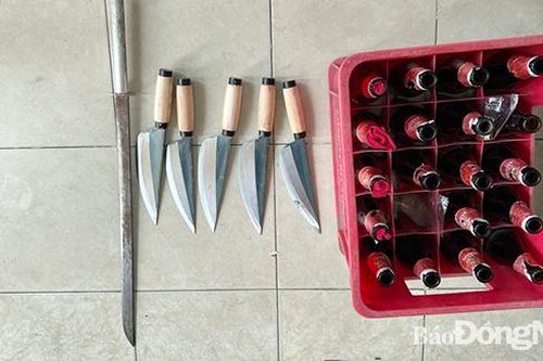 Mang 'bom xăng' đi giải quyết mâu thuẫn