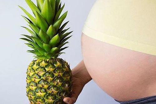 Từ lời đồn ăn dứa giúp chuyển dạ nhanh đến lời khuyên của bác sĩ chuyên khoa