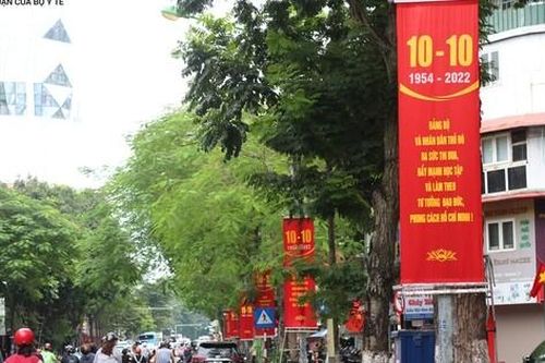 Hà Nội 'thay áo mới' mừng ngày Giải phóng Thủ đô