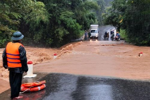 Mưa lớn 2 ngày, nhiều khu dân cư ở miền Trung bị cô lập