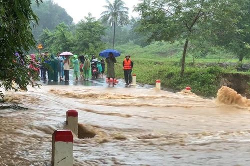 Nhiều khu vực ở Quảng Trị, Quảng Ngãi bị chia cắt, ngập nặng do mưa lớn