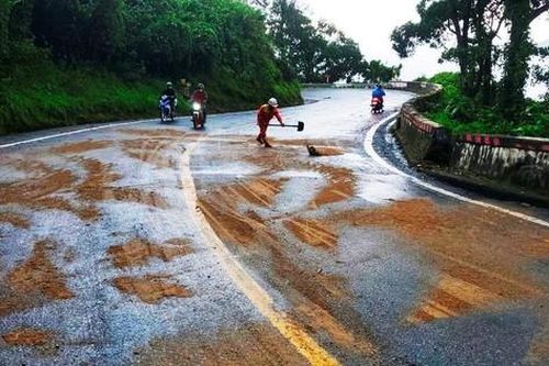Nhiều vệt dầu loang xuất hiện trên đường đèo Hải Vân