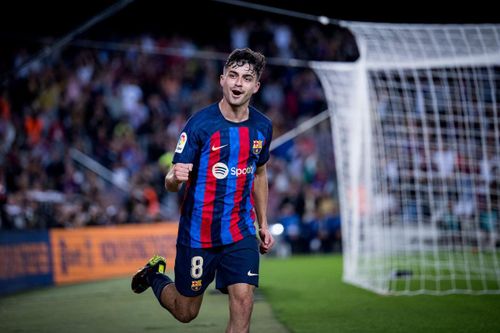 Lewandowski bị 'khóa chặt', Barca lên ngôi đầu nhờ Pedri