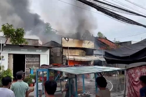 Cháy nhà lúc sáng sớm khiến 1 người tử vong