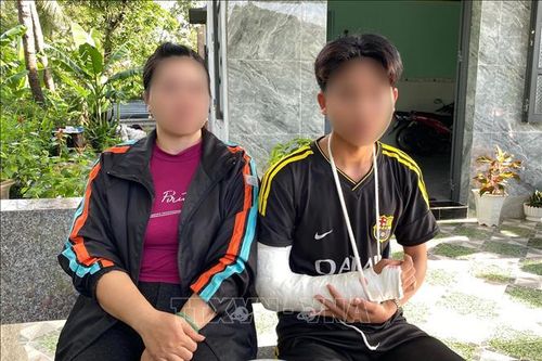 Điều tra vụ một nam sinh bị đánh gãy tay ngay trong sân trường
