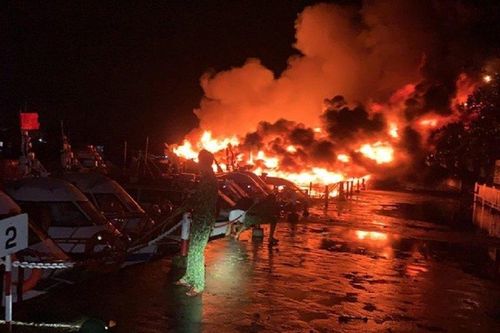 Kinh hoàng hiện trường hàng loạt tàu, ca nô du lịch bốc cháy dữ dội
