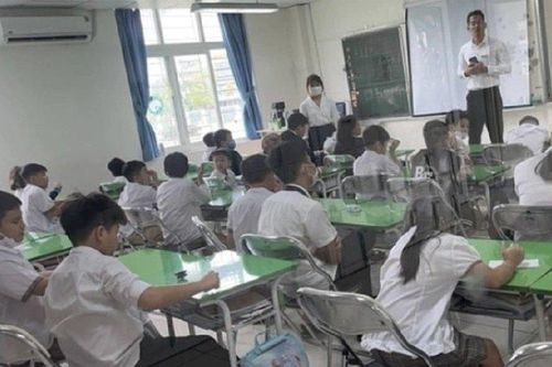 Hà Nội: Nhiều học sinh bị dị ứng, cay mắt, tê lưỡi sau khi đến trường