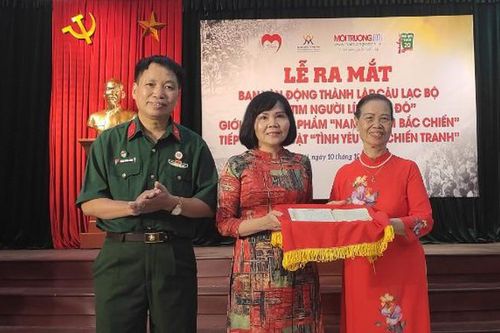 Tiếp nhận kỷ vật tình yêu qua chiến tranh