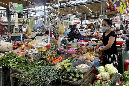 Các tỉnh miền Trung rau xanh tăng giá, đứt hàng do mưa bão