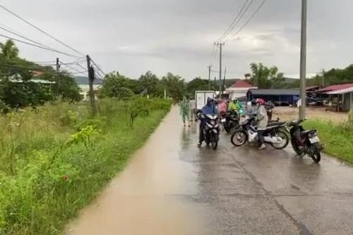 Phú Yên: Mưa lớn gây ngập lụt, hơn 1.300 học sinh phải nghỉ học
