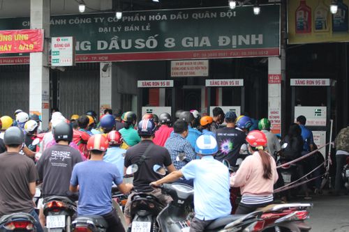 Người dân TP.HCM chật vật xếp hàng chờ đổ xăng