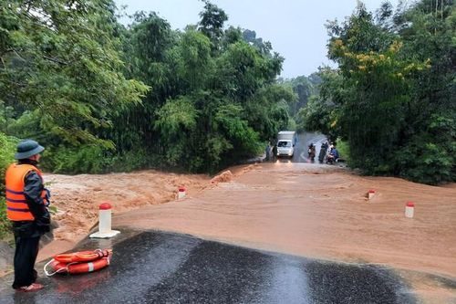 Mưa lớn chia cắt nhiều xã ở huyện miền núi Quảng Trị