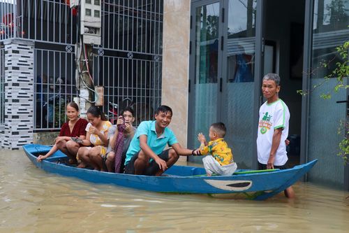 Ngập hơn 1 mét, người dân TP Tam Kỳ di chuyển bằng ghe