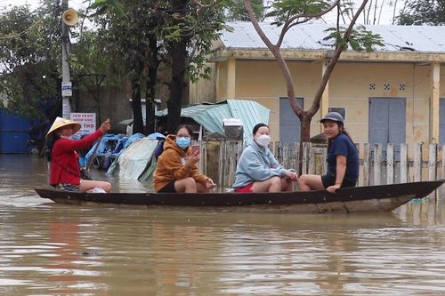 Lũ lại dâng cao, dân Quảng Nam phải di chuyển bằng thuyền