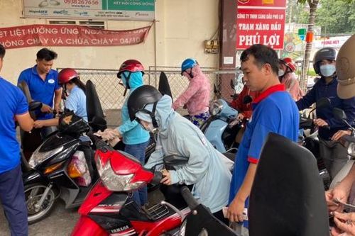 Bình Dương: Nhiều trạm xăng dầu phải huy động người nhà phục vụ khách
